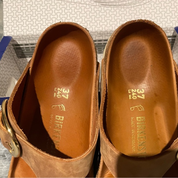 Birkenstock Tan Sandals with Gold Accents - Picture 6 of 9